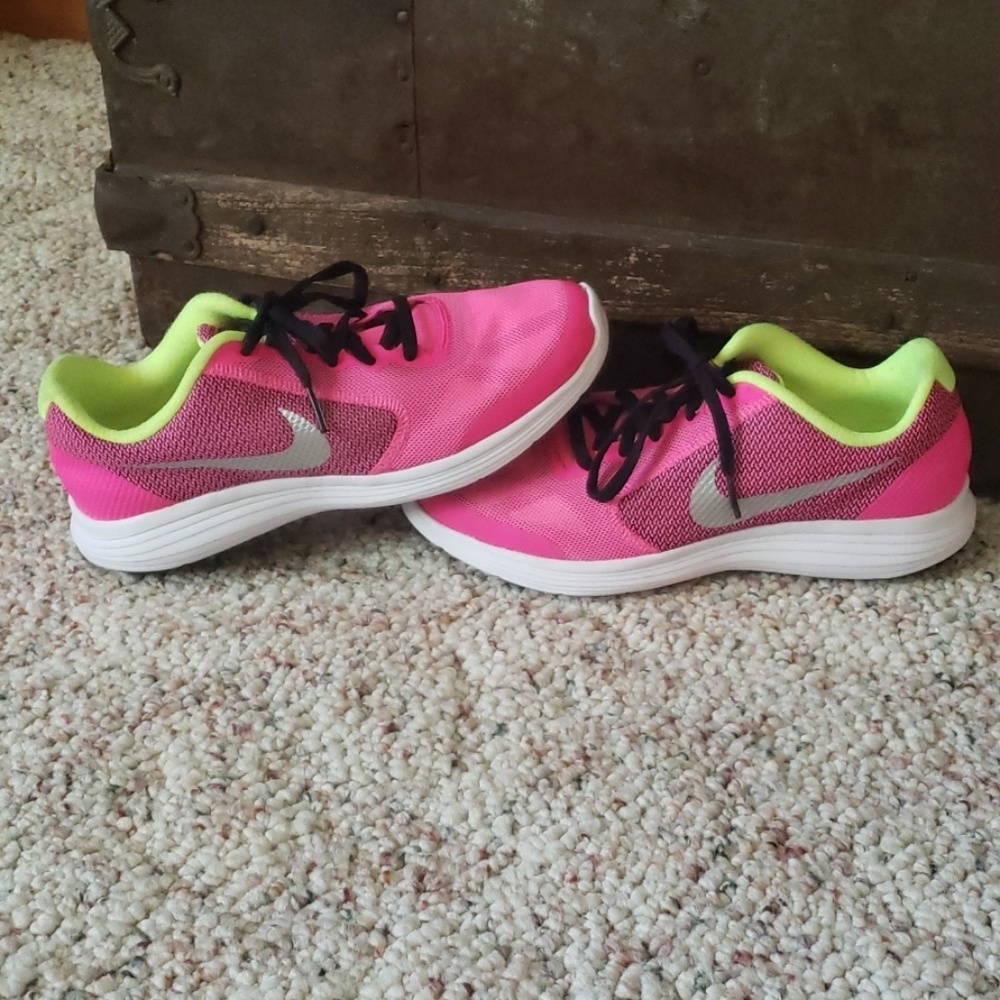 Nike shoes brand new size 6 youth 7 womens